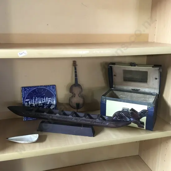 COLLECTABLES INCL WOODEN MODEL OF A WAKA TAUA