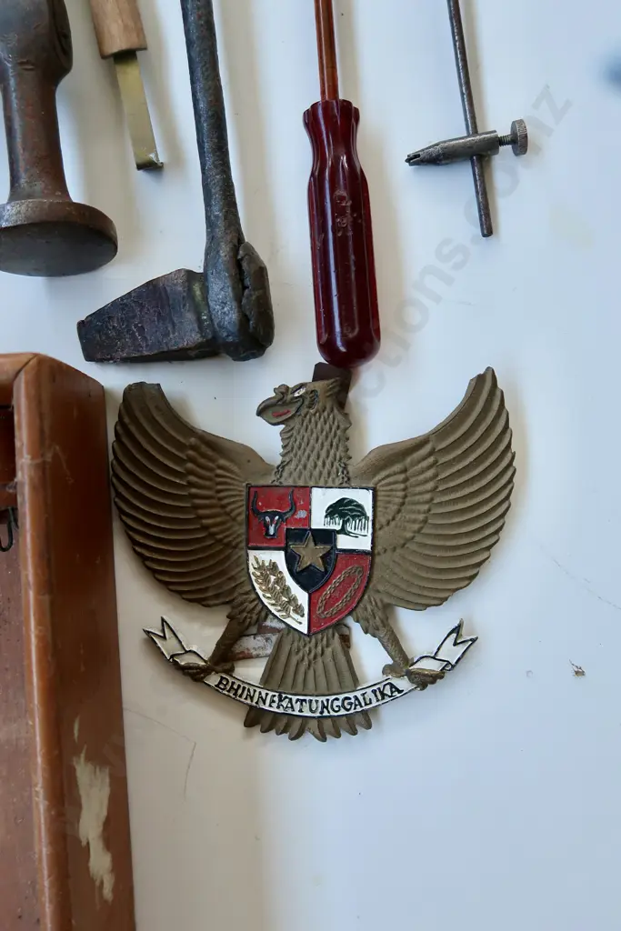 ASSORTED VINTAGE TOOLS INCLUDING BRITISH MULTIMINOR VOLT METER Image 1++