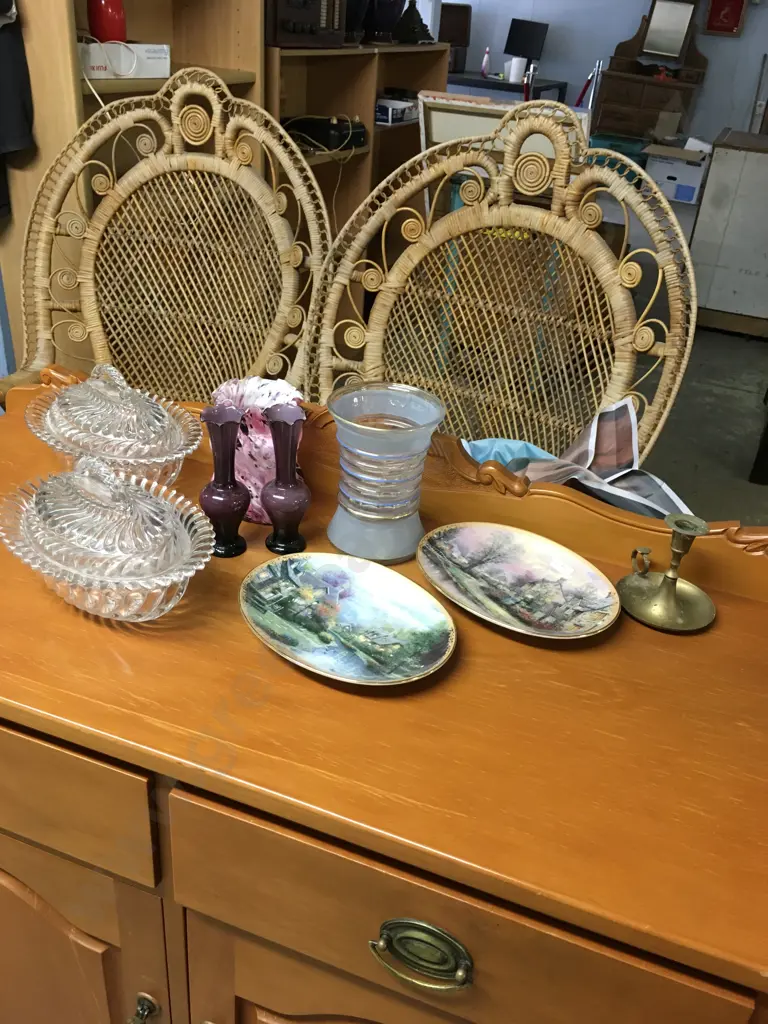 COLLECTION OF GLASS COLLECTABLES - ANTIQUE FRANKLIN PLATES, LIMITED EDITION COLLECTOR PLATES Image 1++