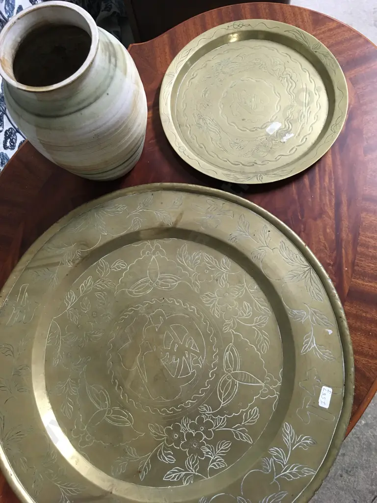 VINTAGE ETCHED BRASS PLATES AND CERAMIC VASE Image 1++