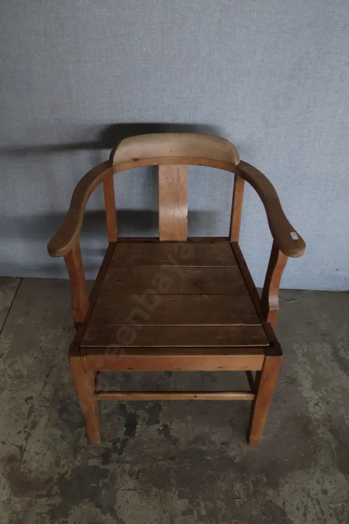 WOODEN CHAIR Image 1++