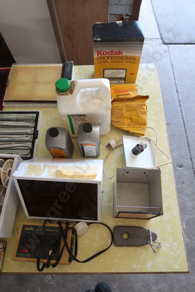 DARK ROOM PHOTOGRAPHIC EQUIPMENT INCUDING LPL COLOUR ENLARGER AND BOX OF ACCESSORIES Image 1++