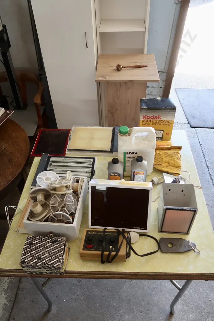 DARK ROOM PHOTOGRAPHIC EQUIPMENT INCUDING LPL COLOUR ENLARGER AND BOX OF ACCESSORIES Image 1++