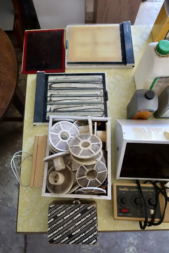 DARK ROOM PHOTOGRAPHIC EQUIPMENT INCUDING LPL COLOUR ENLARGER AND BOX OF ACCESSORIES Image 1++