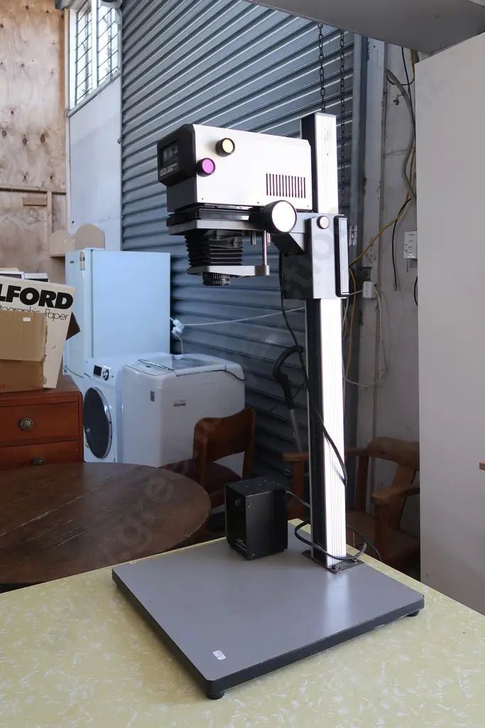 DARK ROOM PHOTOGRAPHIC EQUIPMENT INCUDING LPL COLOUR ENLARGER AND BOX OF ACCESSORIES Image 1++