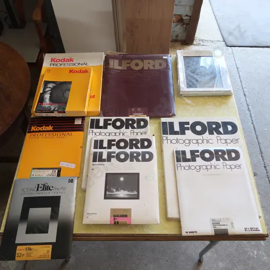 DARK ROOM PHOTOGRAPHIC EQUIPMENT INCUDING LPL COLOUR ENLARGER AND BOX OF ACCESSORIES