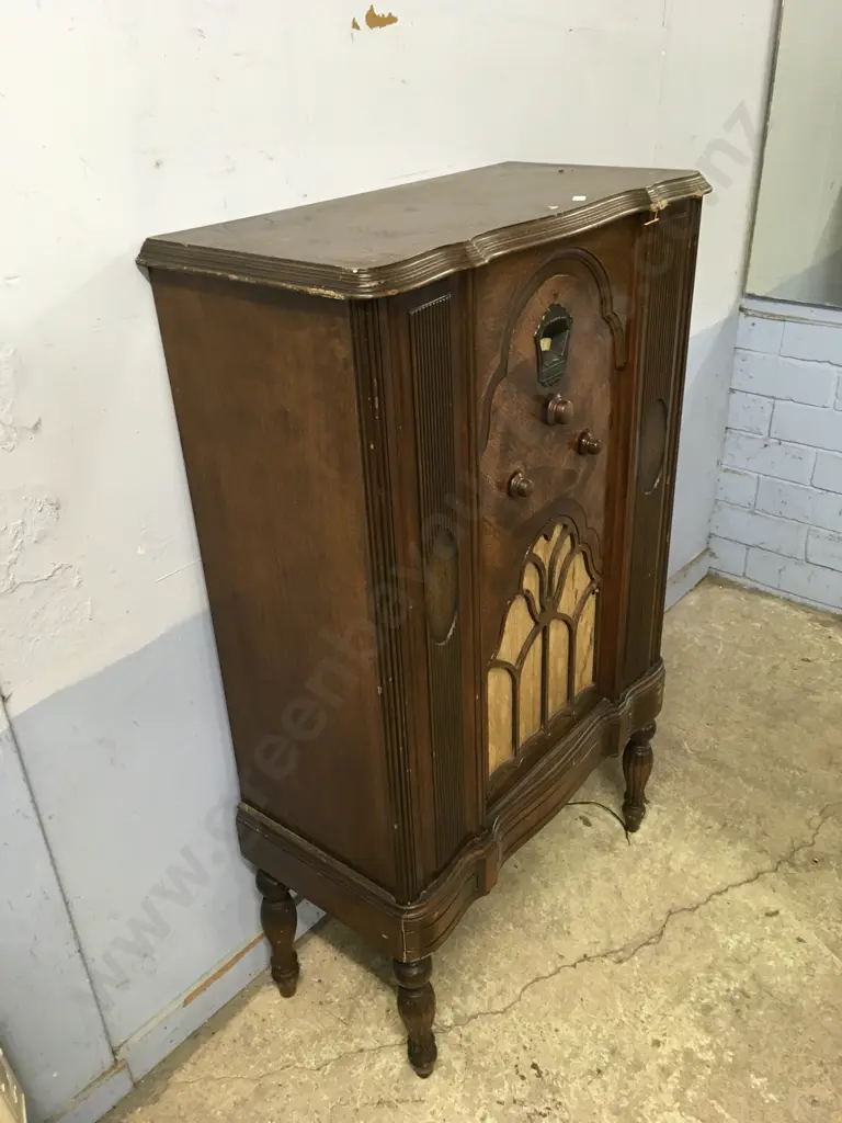 VINTAGE CONSOLE TUBE RADIO Image 1++