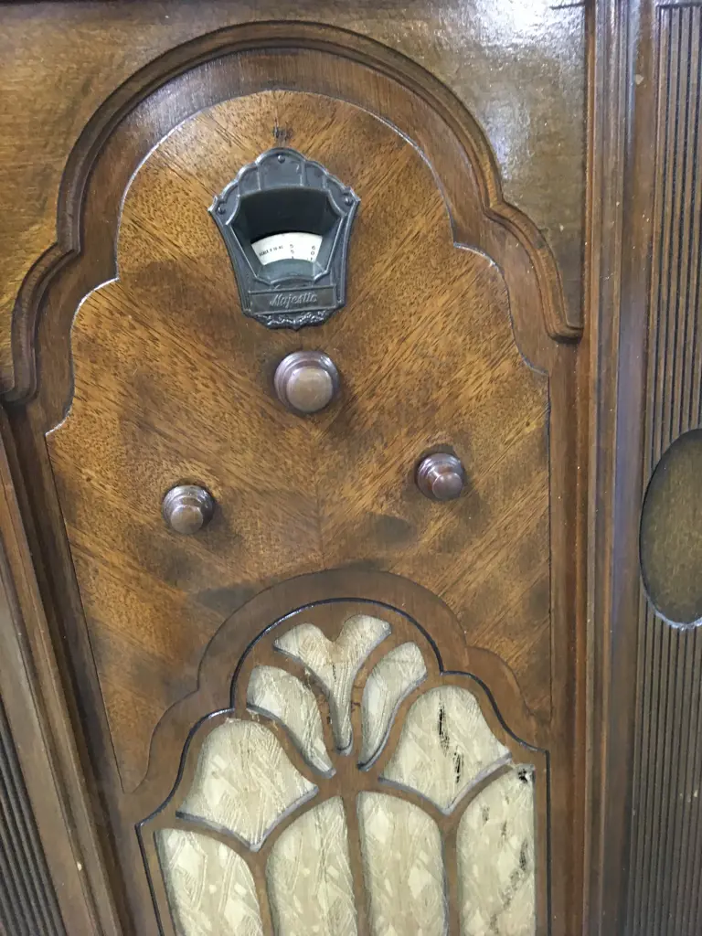 VINTAGE CONSOLE TUBE RADIO Image 1++