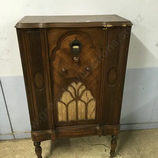 VINTAGE CONSOLE TUBE RADIO