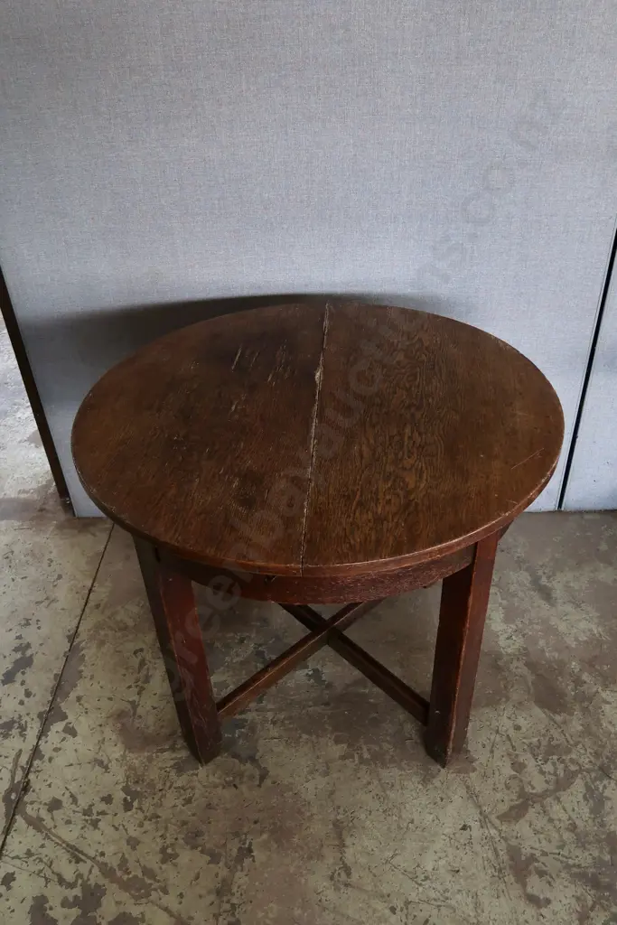 WOODEN ROUND EXTENDABLE TABLE (centre panel hard to pull out) Image 1++
