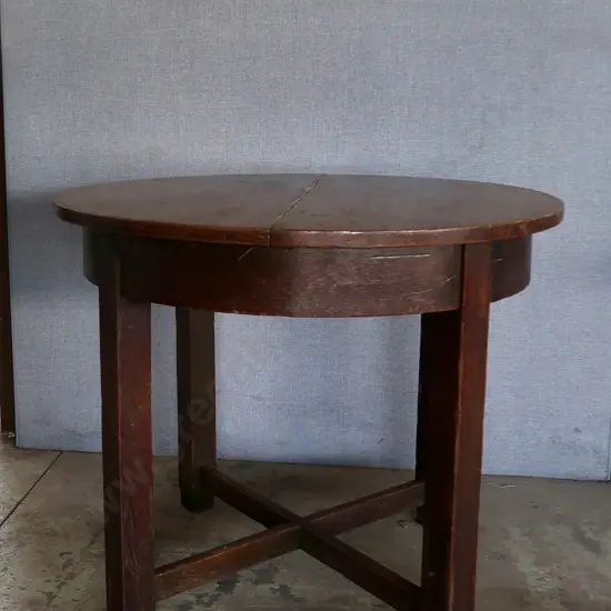 WOODEN ROUND EXTENDABLE TABLE (centre panel hard to pull out)
