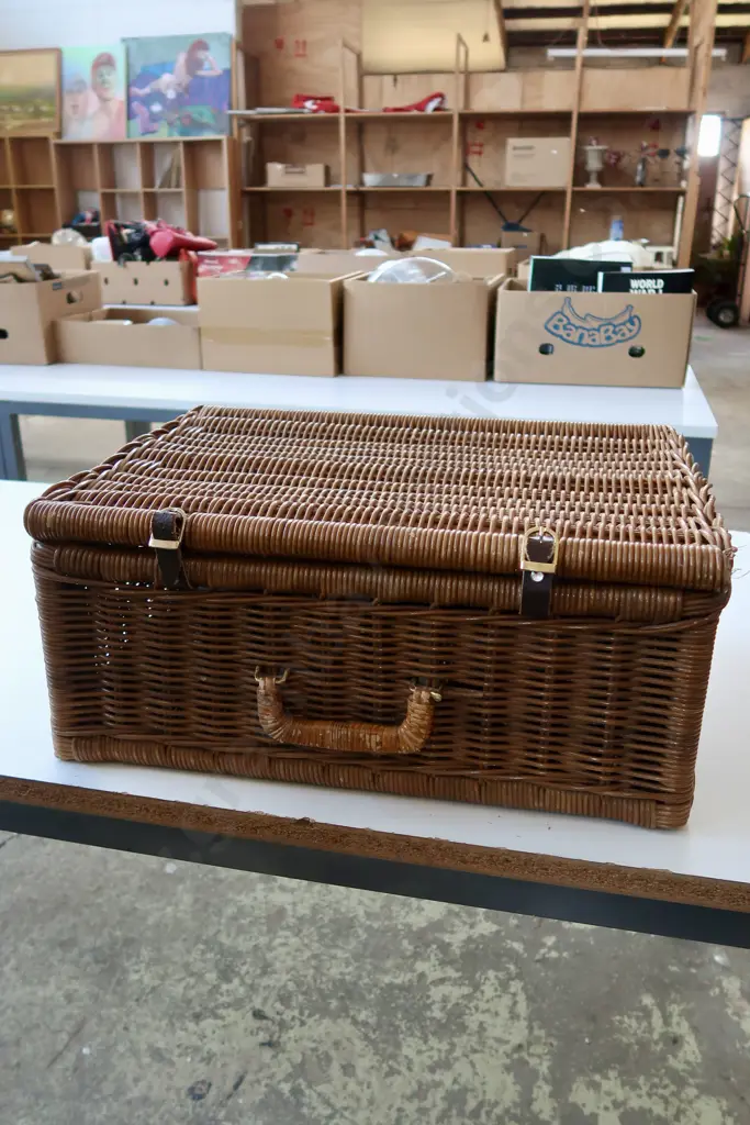 WICKER BASKET PICNIC SET (incomplete) Image 1++