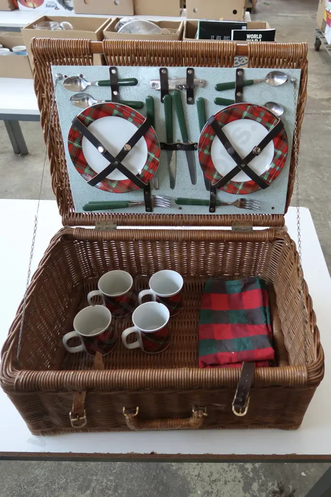 WICKER BASKET PICNIC SET (incomplete) Image 1++