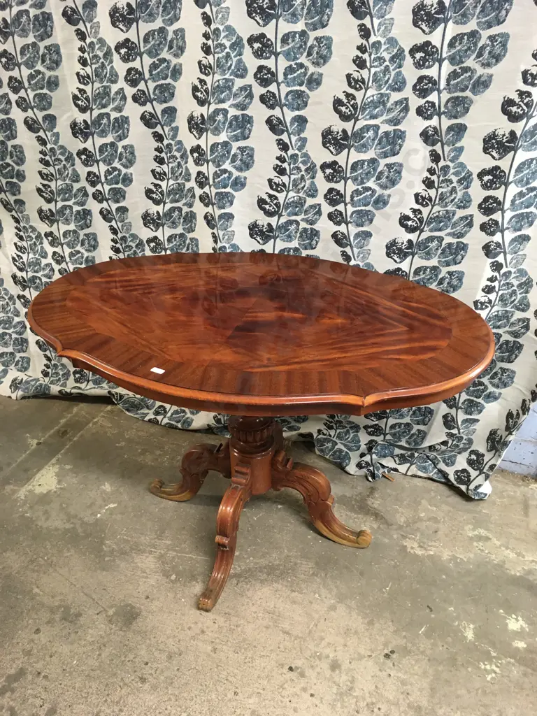 PEDESTAL DINING TABLE Image 1++