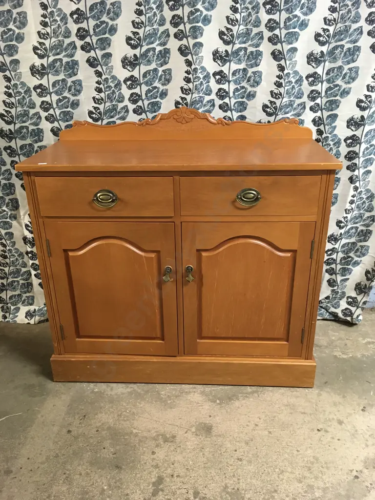 VINTAGE STYLE BUFFET CABINET. ONE FELT LINED DRAWER WITH 2 DOORS Image 1++