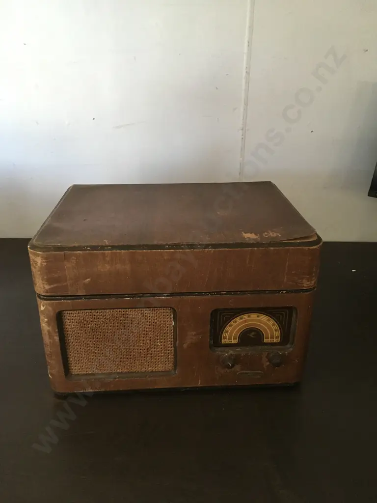 VINTAGE STEWART WARNER RADIO WITH A RECORD PLAYER Image 1++