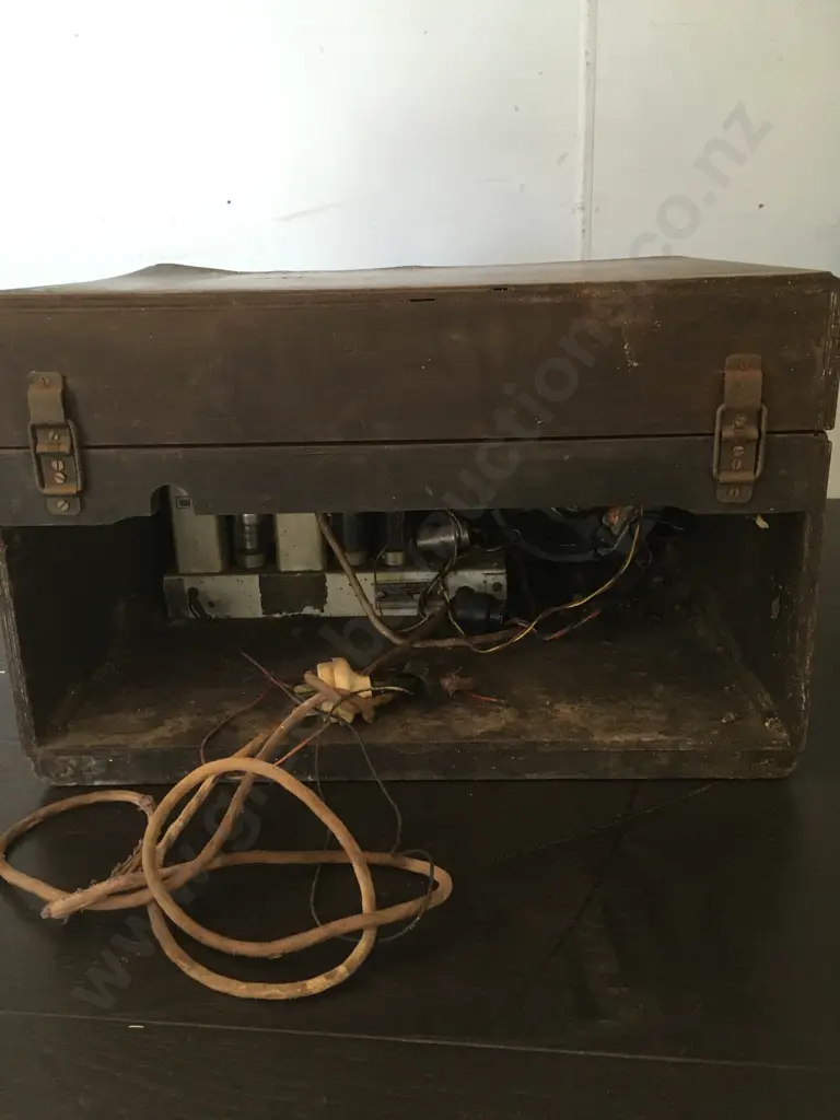 VINTAGE STEWART WARNER RADIO WITH A RECORD PLAYER Image 1++