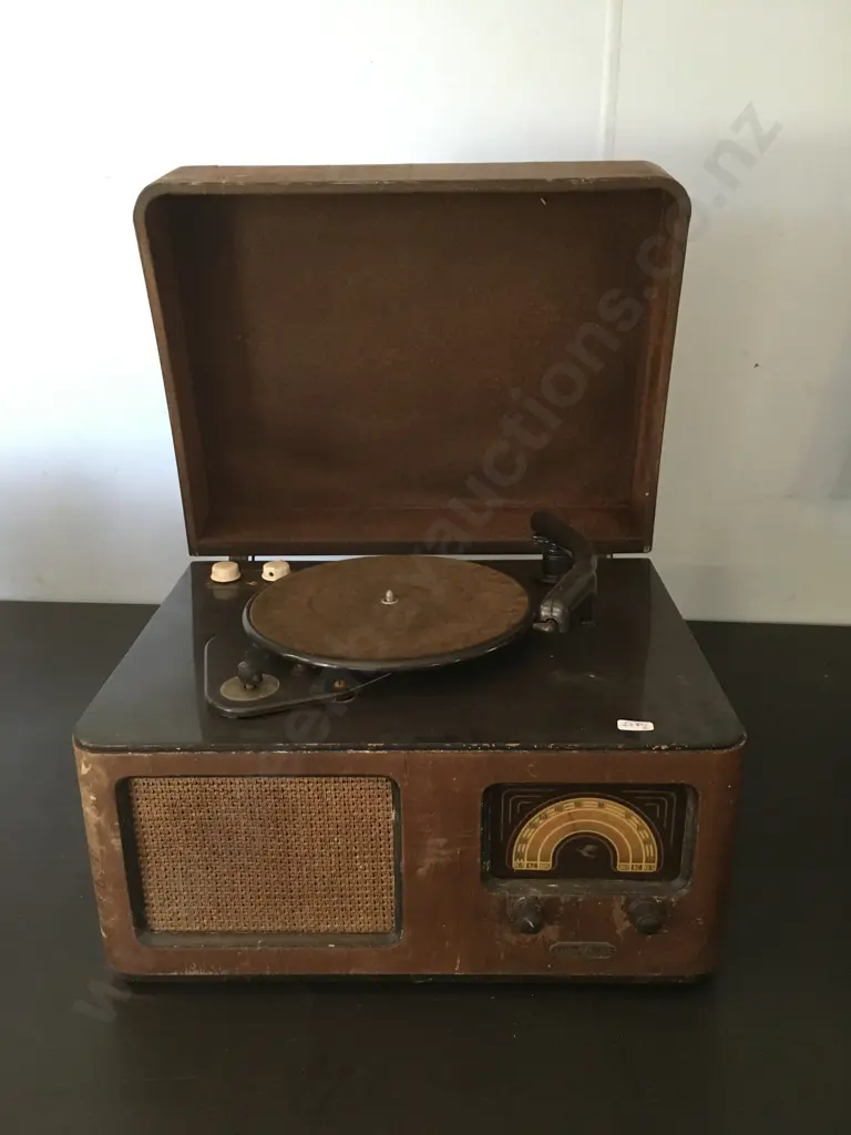 VINTAGE STEWART WARNER RADIO WITH A RECORD PLAYER Image 1++