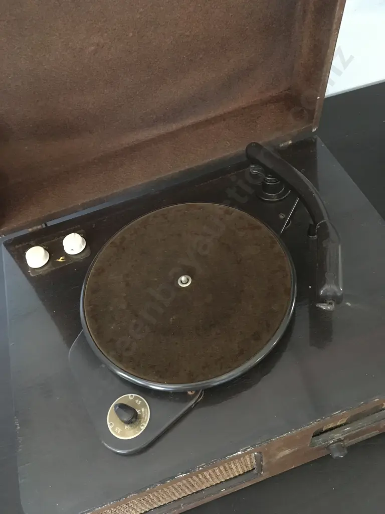 VINTAGE STEWART WARNER RADIO WITH A RECORD PLAYER Image 1++