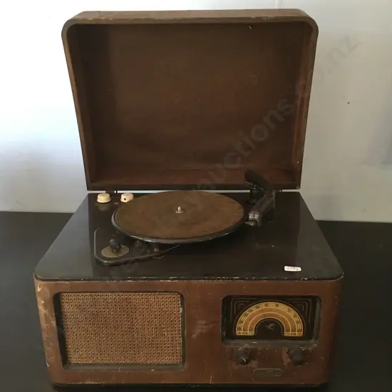 VINTAGE STEWART WARNER RADIO WITH A RECORD PLAYER