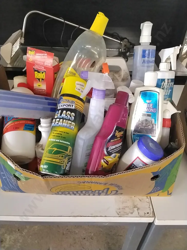 BOX OF CLEANING PRODUCTS Image 1++