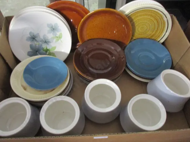 CROCKERY INCLUDING CROWN LYNN PIECES Image 1++