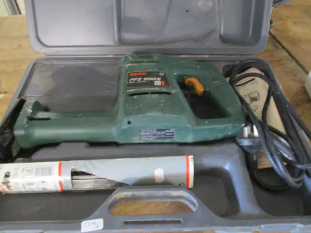 BOSCH RECIPROCATING SAW IN CASE WITH SPARE BLADES WORKING ORDER Image 1++