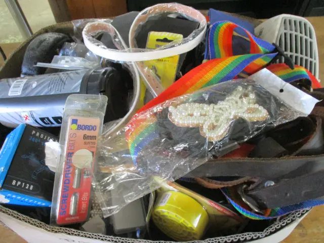 BOX OF ASSORTED ITEMS Image 1++