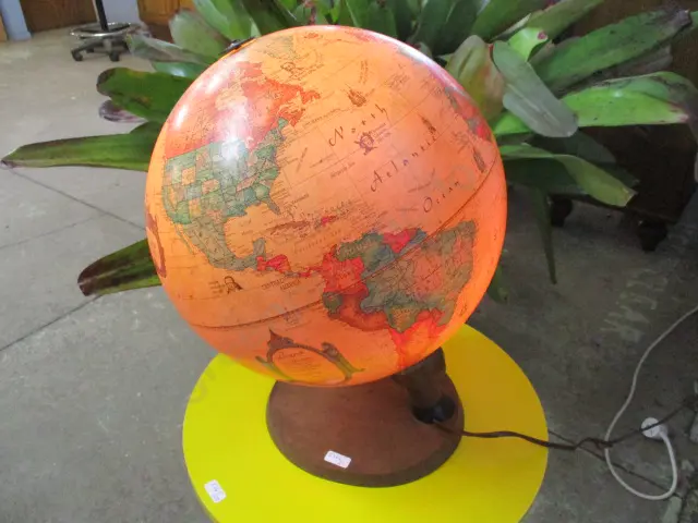 Globe Lamp Image 1++