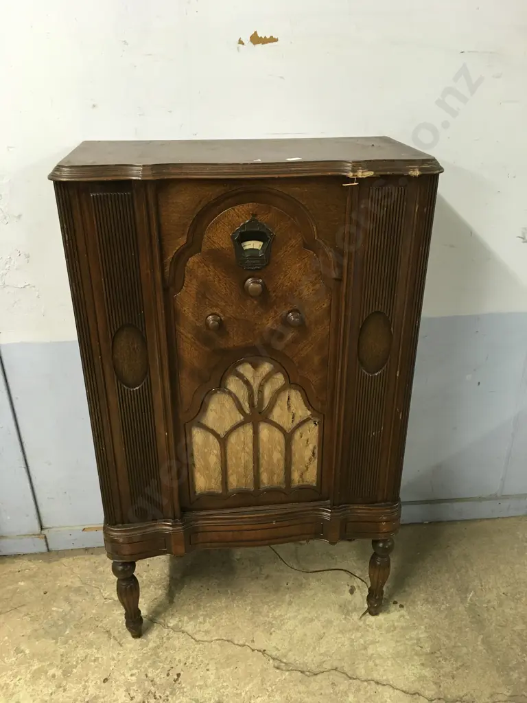 VINTAGE CONSOLE TUBE RADIO Image 1++