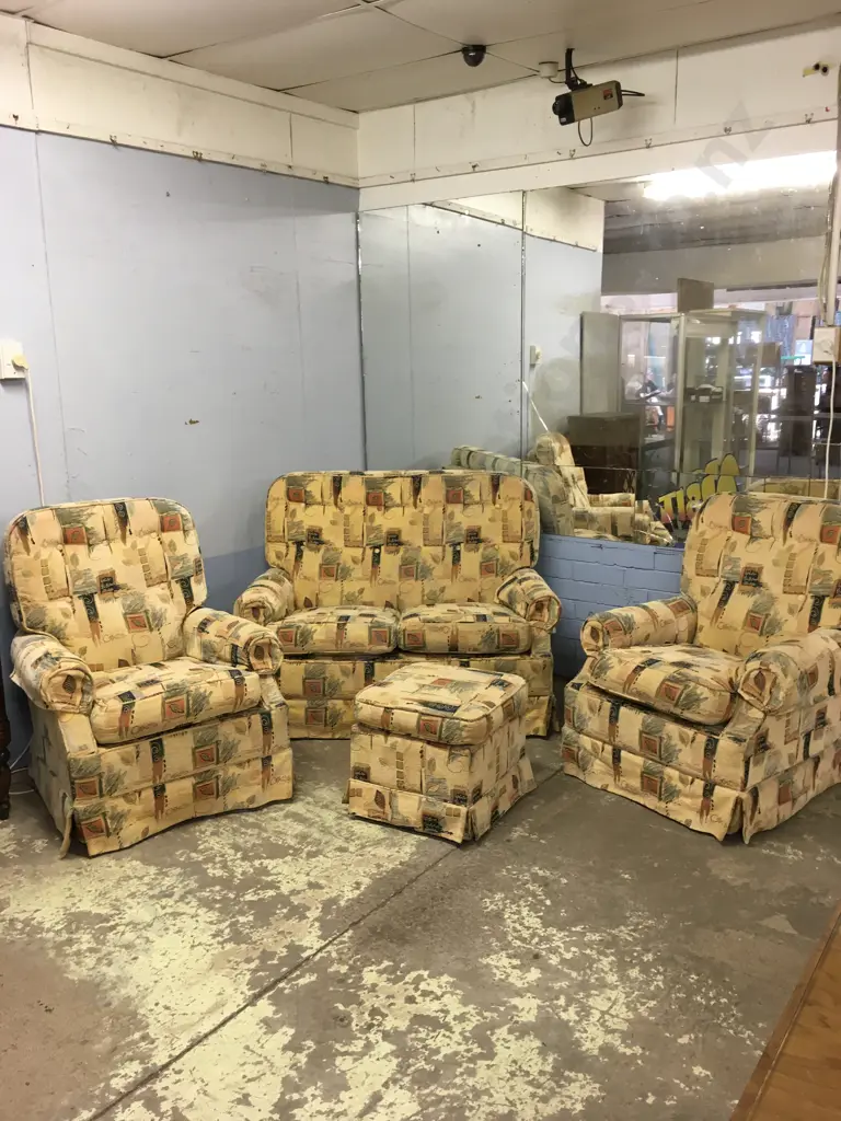 4 PIECE LOUNGE SUITE Image 1++