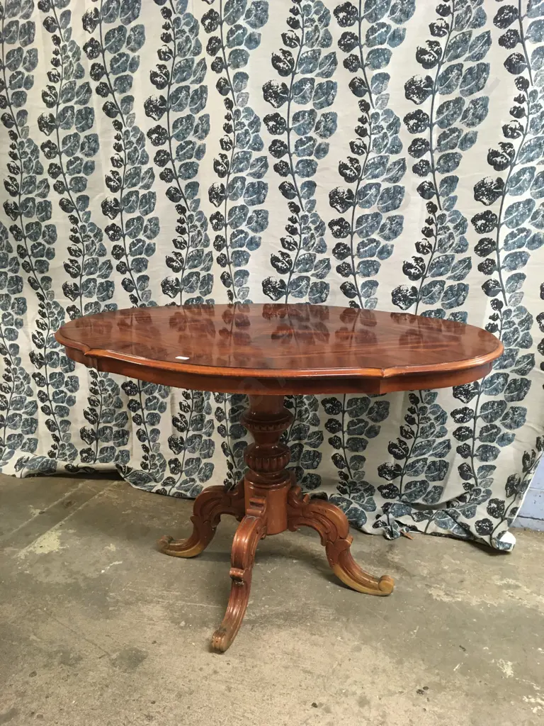 PEDESTAL DINING TABLE Image 1++