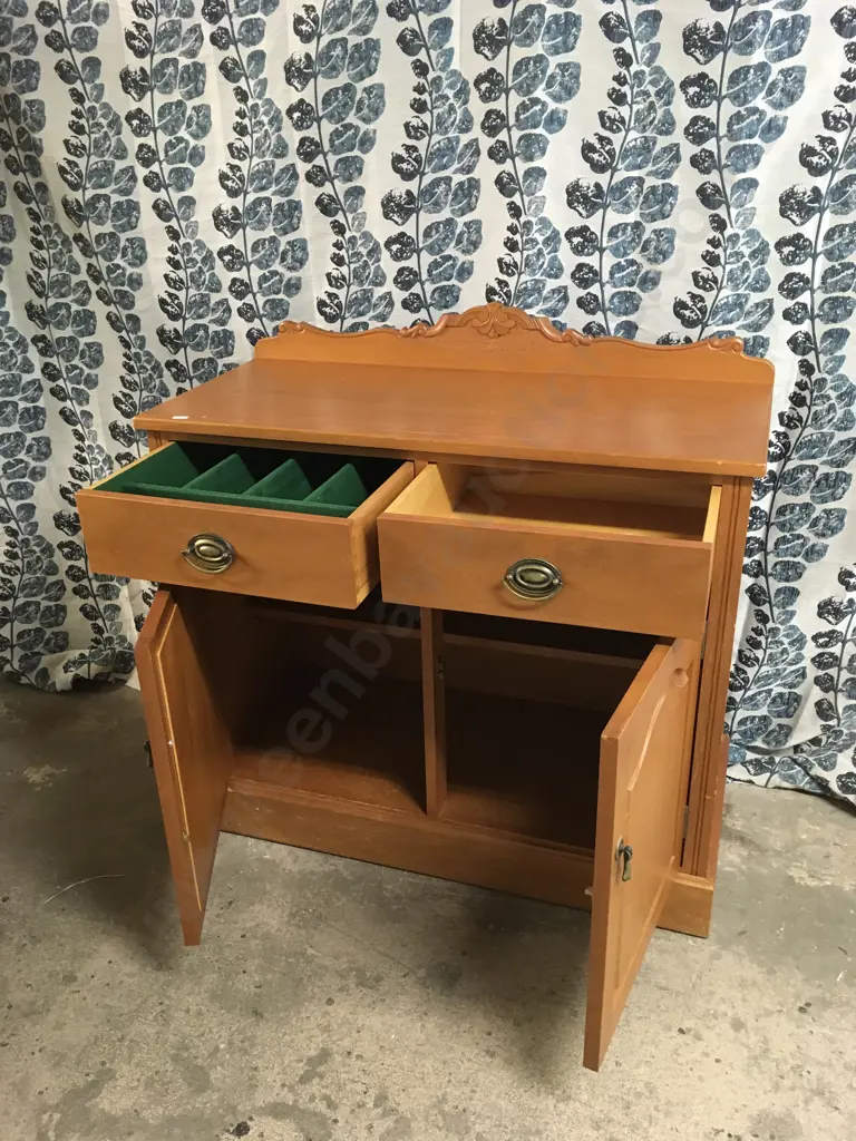 VINTAGE STYLE BUFFET CABINET. ONE FELT LINED DRAWER WITH 2 DOORS Image 1++