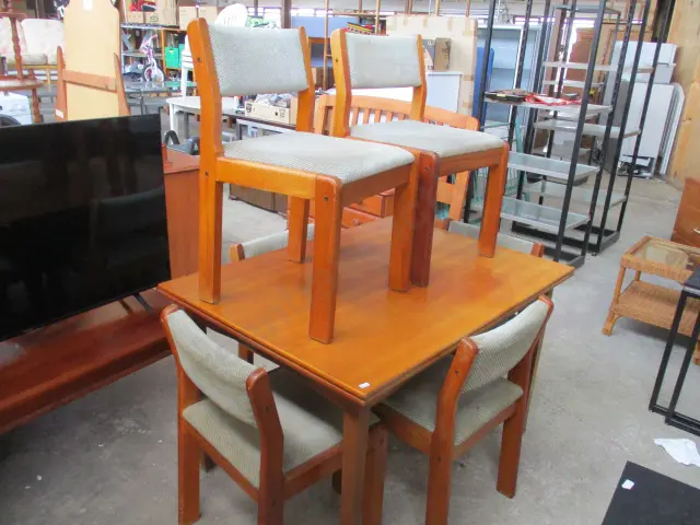 Table and 6 Chairs Image 1++