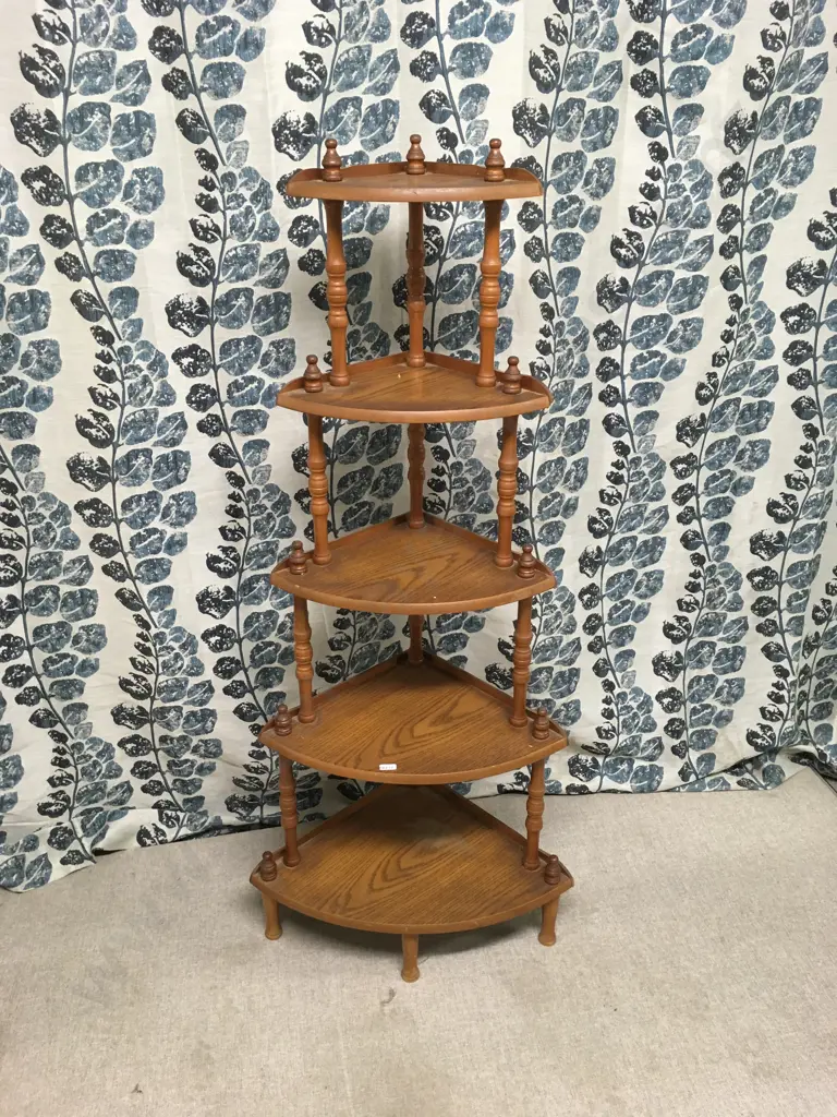 VICTORIAN STYLE WOOD CORNER SHELF Image 1++