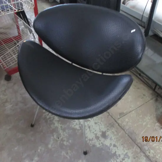 Lip Chair
