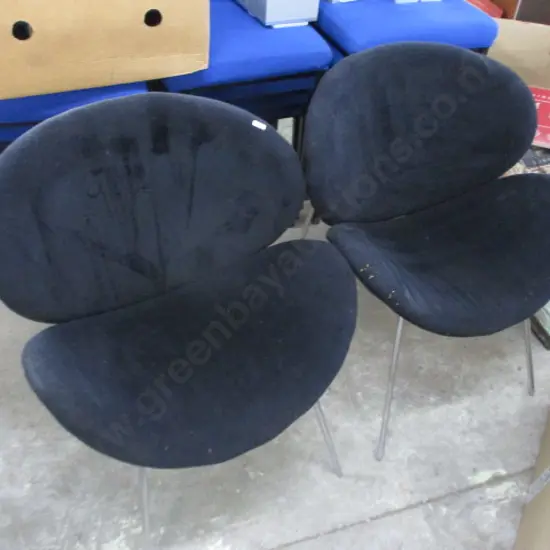 2 Lip Chairs