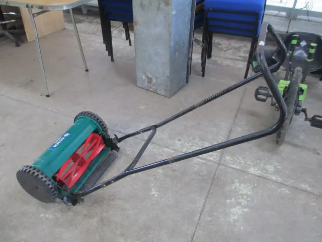 Hand Mower Image 1++