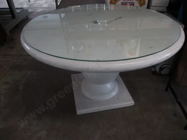 Round Dining Table Image 1++