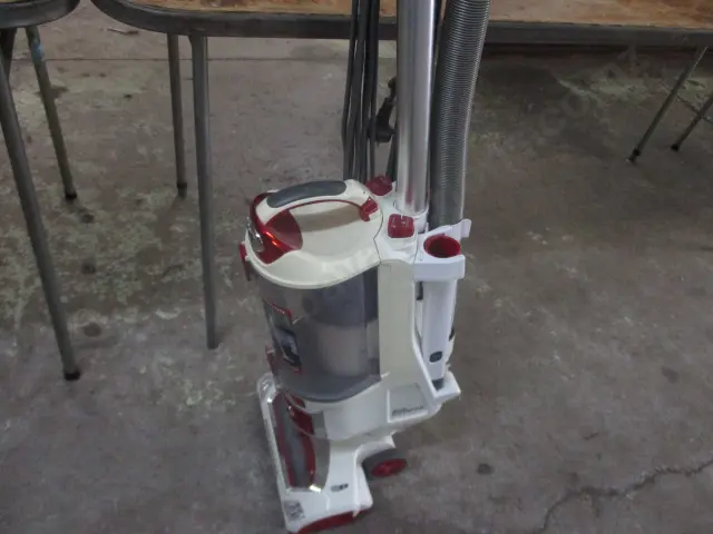 Upright Vac Image 1++