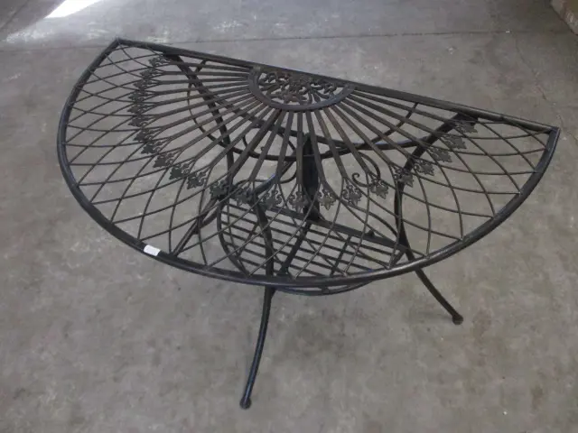 Half Round Table Image 1++