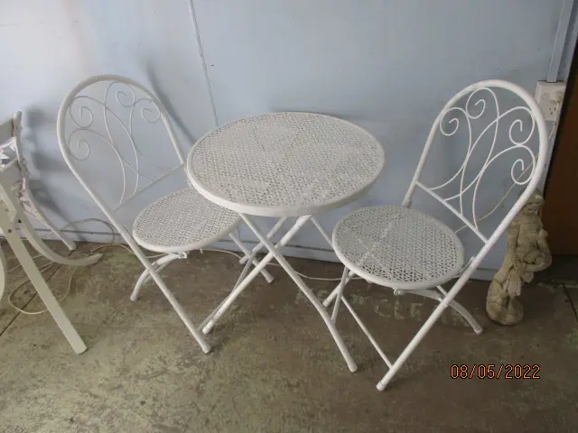 Patio Table and Chairs Image 1++