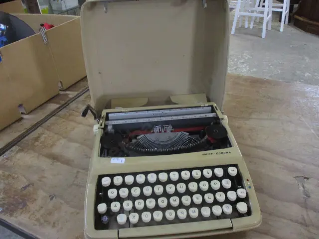 Vintage Typewriter Image 1++
