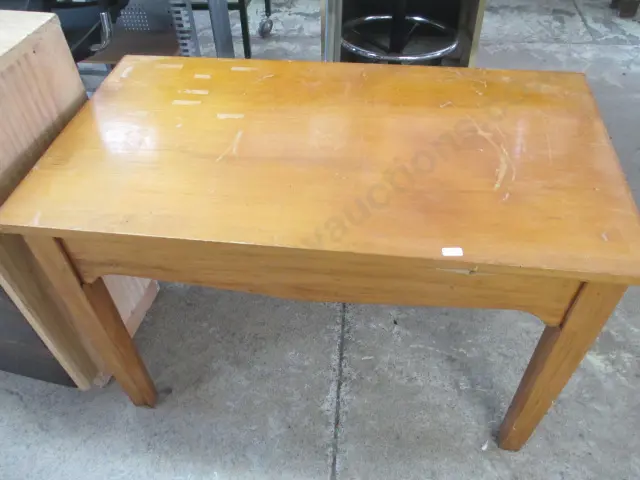 Rimu Side Table Image 1++