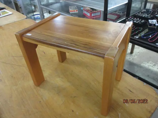 Rimu Side Table Image 1++