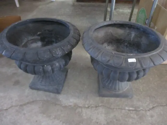 2 Planters Image 1++