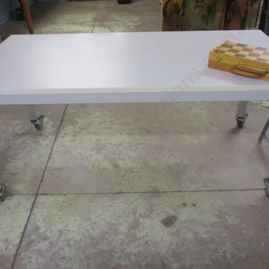 Table on Castors