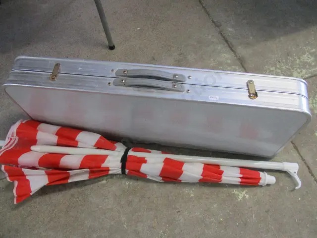 Table and Brolly Image 1++