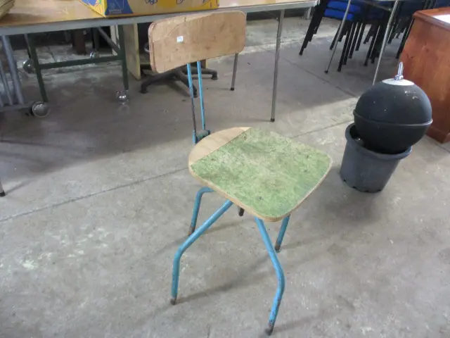 Retro Chair Image 1++