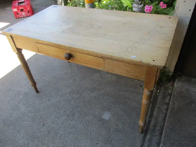 Kauri Table Image 1++